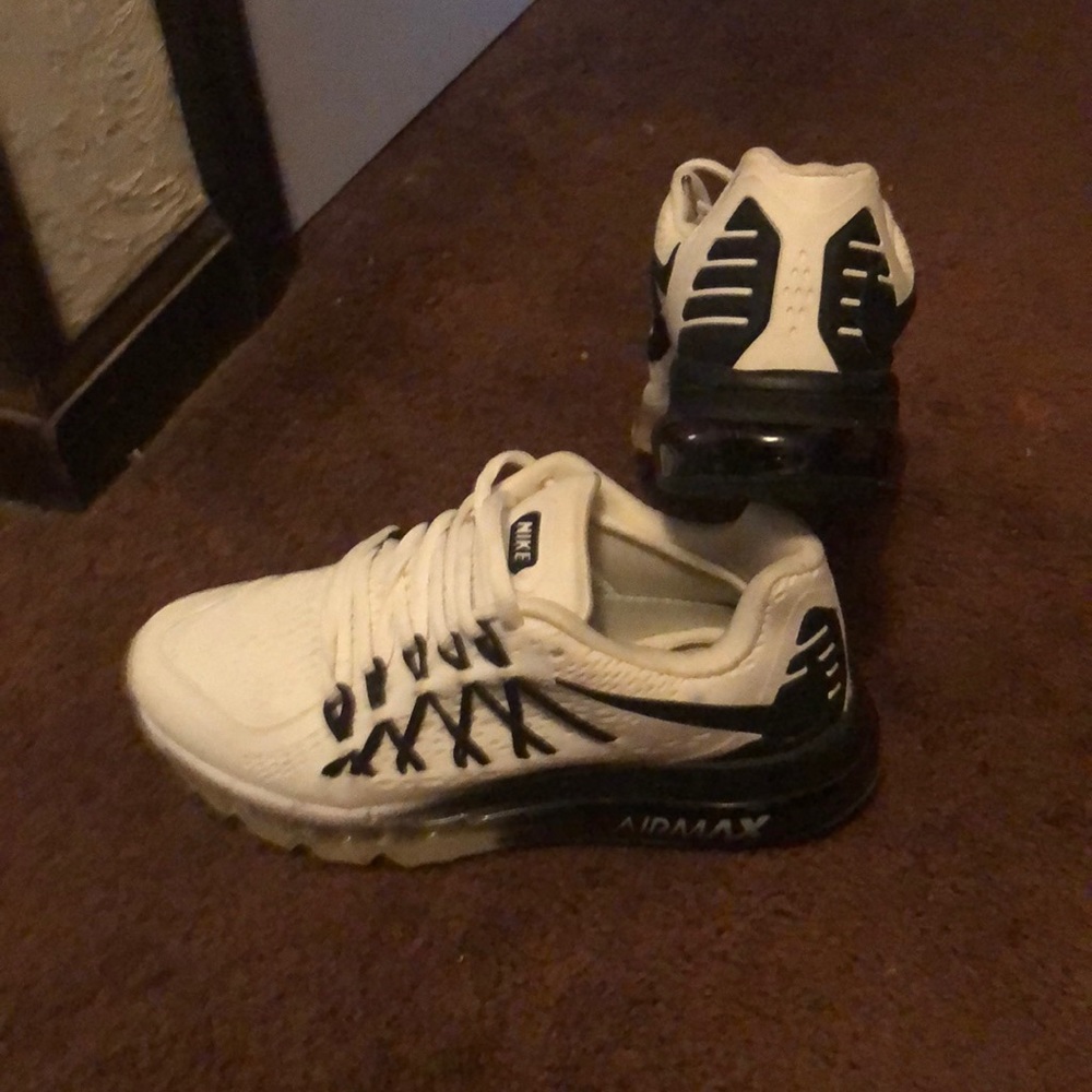 Tennis shoes